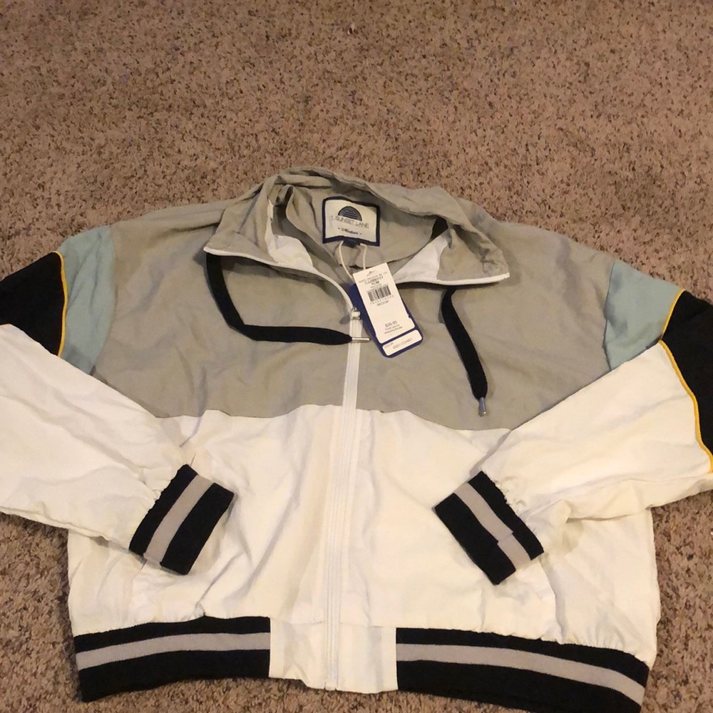 Buckle windbreaker. Never worn still has tags. Medium